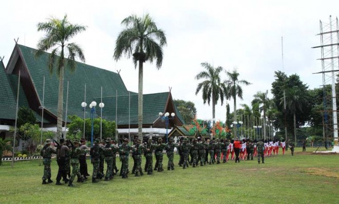 Tampak dalam foto, anggota Paskibraka latihan di lapangan kantor Walikota Jambi, yang sudah dihibahkan oleh Pemprov Jambi kepada Pemkot Jambi.